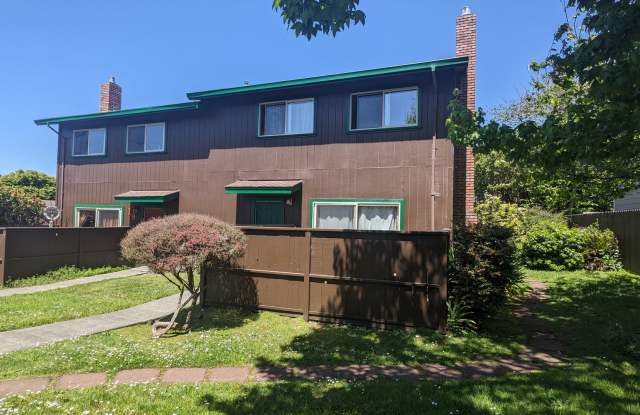 Quiet 3/1.5 Condo with detached garage in north Eureka Gallery 3