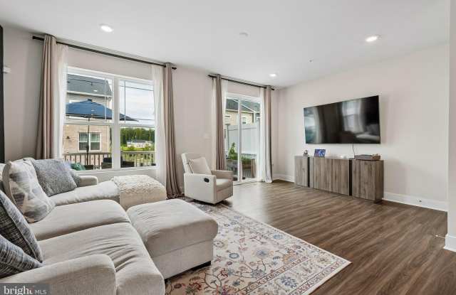 6941 WATERBURY Place Gallery 4