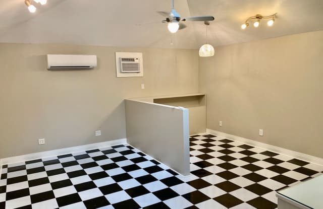1511 Unit A W. 30th Street Gallery 3