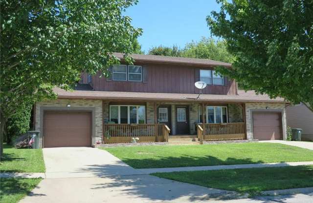 Beautifully updated two bedroom townhouse, close to the hospital! - 519 Wildwood Road, Waterloo, IA 50702