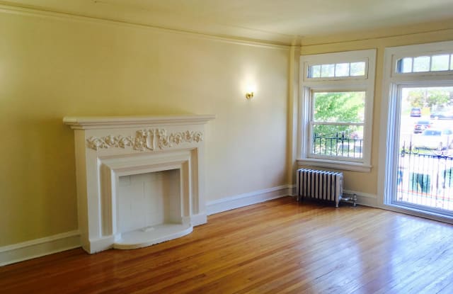 6658 N Damen - 6658 North Damen Avenue, Chicago, IL 60645