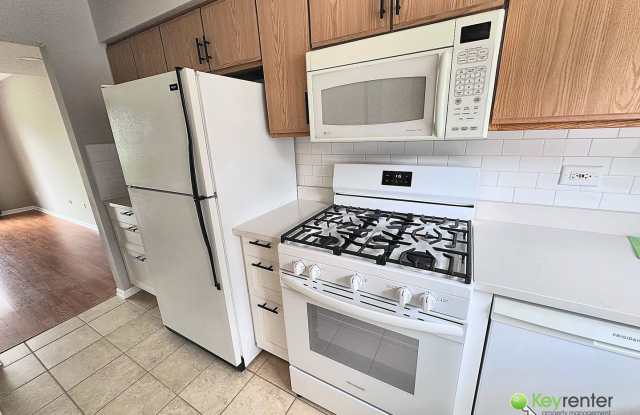 Beautiful 2 BR / 1.5 BA Single-Family Home – Pet Friendly & Move-In Ready! Gallery 4