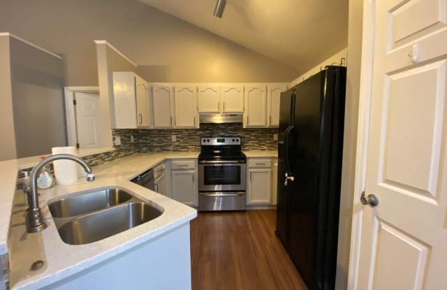 Room in 3 Bedroom Home at Hathshire Dr Gallery 4