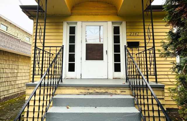 Spacious 5 Bedroom Cape Cod in Greenlake! Gallery 3