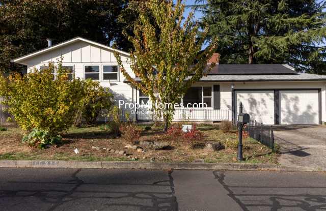 Lovely 3 Bedroom Gresham Home with Fireplace, Deck & Fenced Yard! Gallery 1