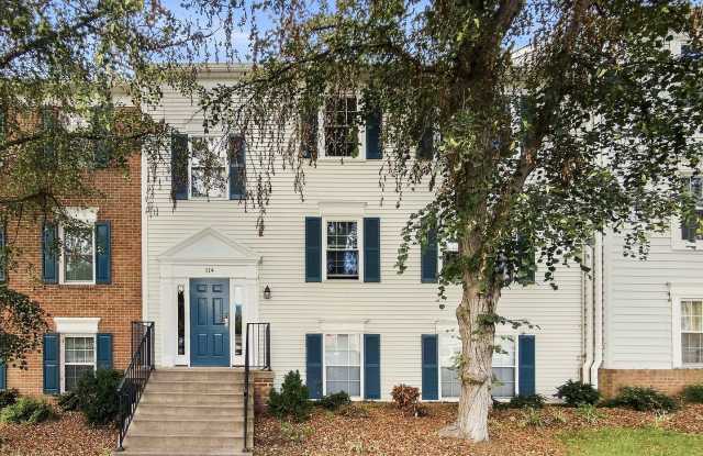 Charming Top-Level 2BR/2BA Condo in the Heart of Leesburg photos photos