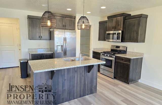 Brand New 4 Bedroom Home - Pets Negotiable photos photos