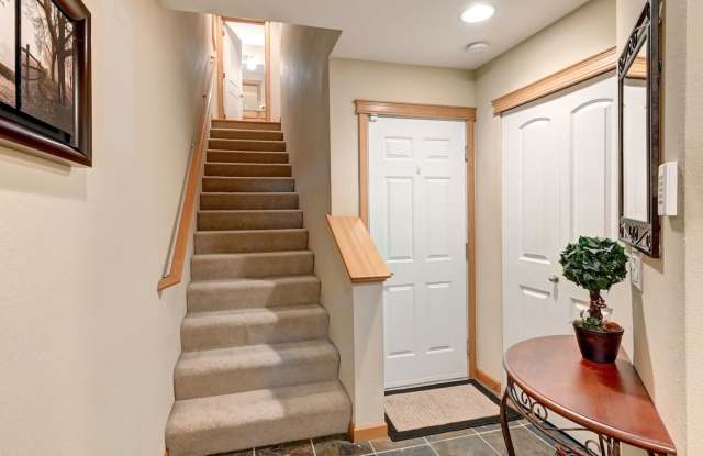Immaculate Townhome with Private Patio! Gallery 4