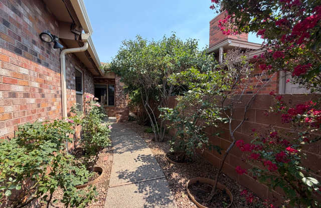 Attractive 3 Bedroom 2 Bathroom Home In The Northeast Heights! photos photos