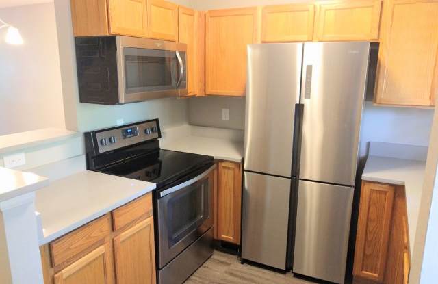 2 bedroom 1.5 bath w/ Garage Gallery 1