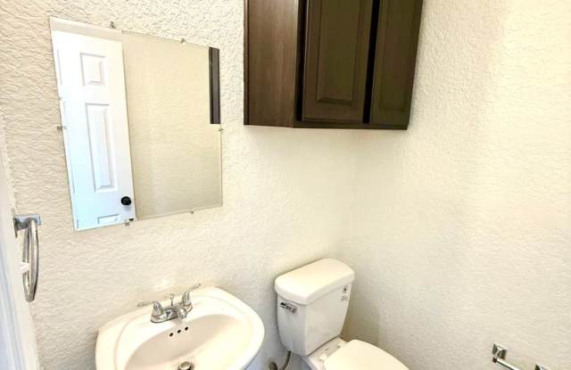 *MOVE IN SPECIAL* Updated 3-Bedroom Duplex Near UTSA, La Cantera & Six Flags! Gallery 4