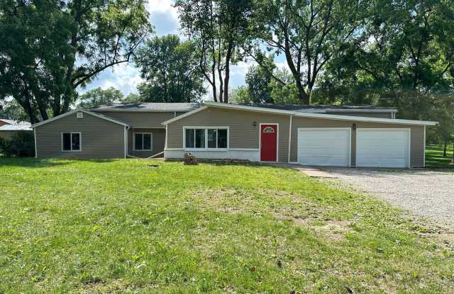 3 Bed 2 Bath 2 Stall Garage - Country Style setting photos photos