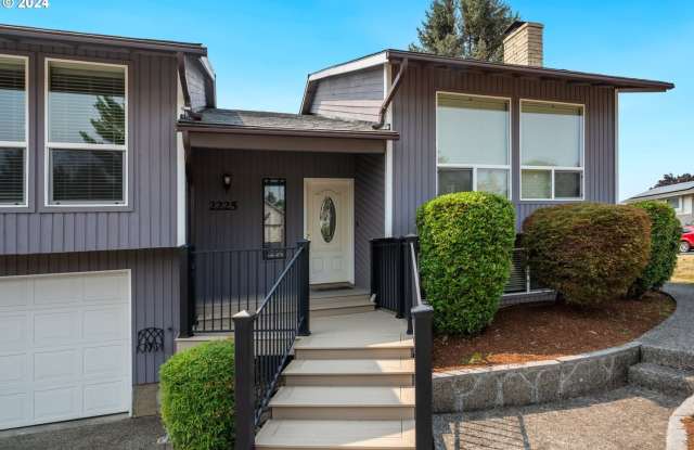 3Bd/2.5Ba Plus Bonus Room ~ 2 Car garage, Washer/Dryer, Stainless Steel Appliances, and Granite Countertops!!! - 2225 Southwest 11 Mile Drive, Gresham, OR 97080