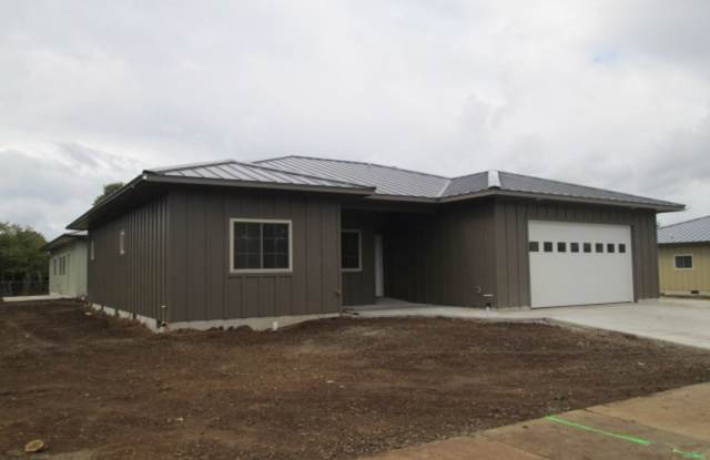 3 bed, 2 baths and a 2 car garage in Creswell! photos photos