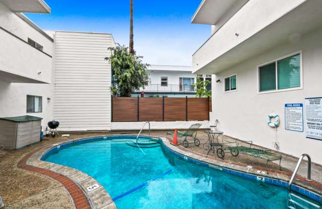8220 West Norton Apartments Gallery 3