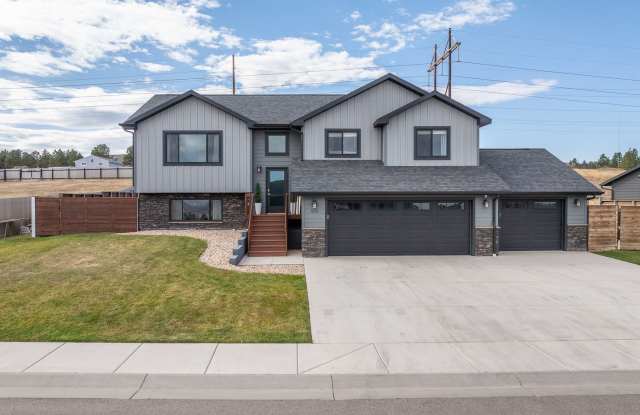 4 BED | 3 BATH | TRIPLE CAR GARAGE | SOUTH | PET NEGOTIABLE Gallery 1