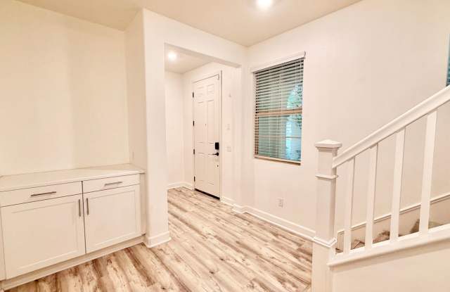 Awesome Tri-Level Townhome Minutes to Everything, Located within the Private & Gated St. Cloud Community of Oceanside! Gallery 4