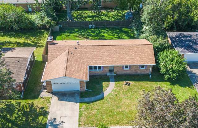 4 BED / 2 BATH HOUSE IN URBANA W/ LARGE FENCED YARD - 1105 Brighton Drive, Urbana, IL 61801