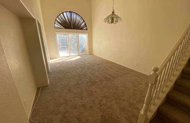 Great 3 bed 2.5 bath townhouse located near Summerlin Gallery 3
