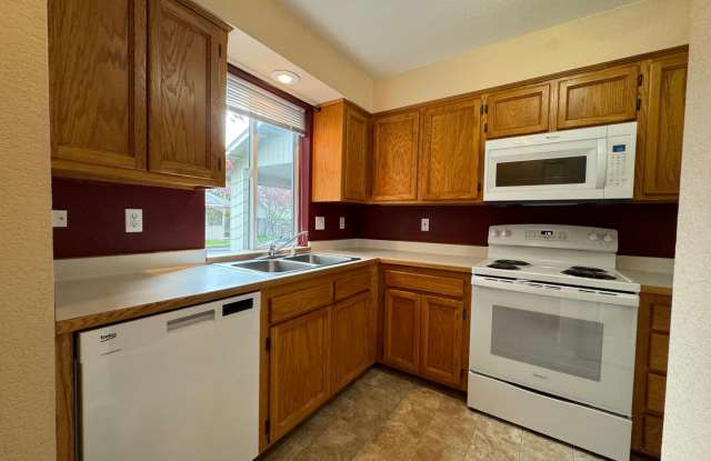 Townhouse in NE Grants Pass, Close to Shopping Gallery 4