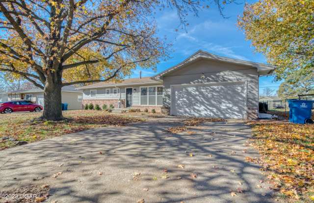 2406 Mississippi Avenue - 2406 Mississippi Avenue, Joplin, MO 64804
