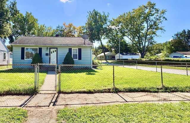 1302 Chalfant Street | 2-Bedroom Home with Large 2-Car Garage Gallery 3