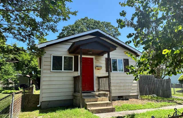 Cozy 3 bed 1.5 bath with Backyard photos photos