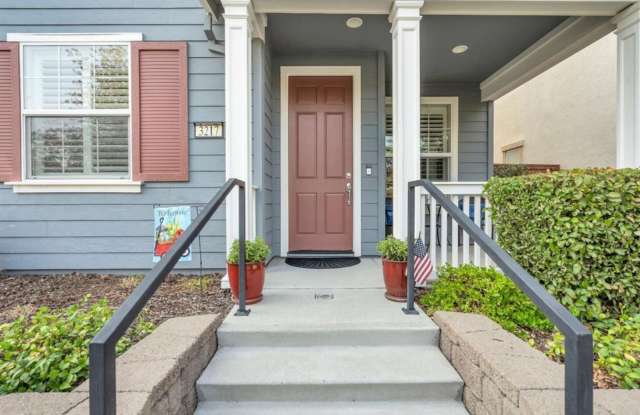 West Roseville Charming 4 Bedroom Home With Downstairs Bedroom and Bathroom Gallery 3
