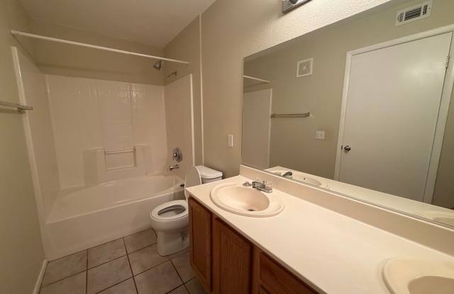 Charming 2 bedroom 2 bathroom condo Gallery 4