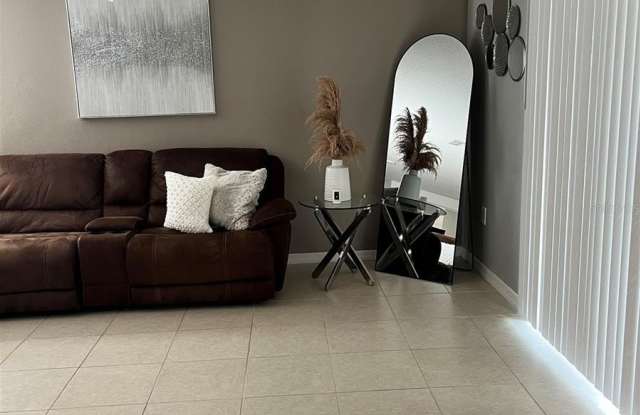 2121 HIBISCUS Place Gallery 4