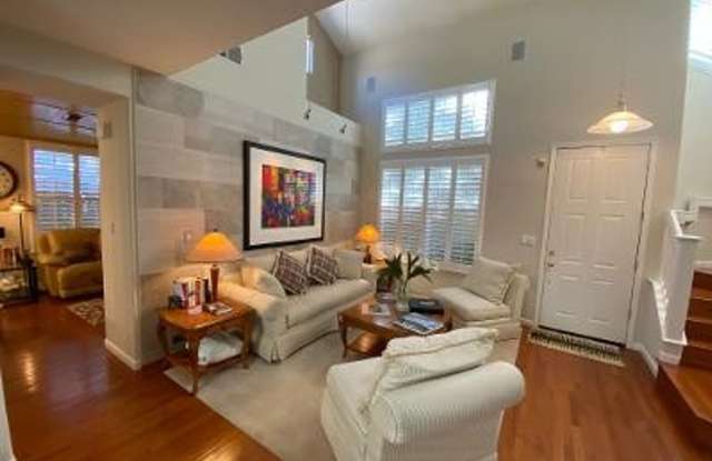 3 Bed 3.5 Bath + Loft, In Downtown Danville (Stony Brook) Gallery 3