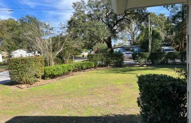Spacious, bright 1-bedroom, 1-bath duplex with an enclosed porch, just minutes from Downtown Orlando. Gallery 3