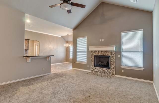 4 Bedroom Home - Edmond Schools- Excellent Location Gallery 3