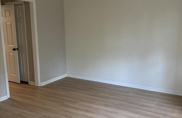 127 Holiday Court Gallery 4