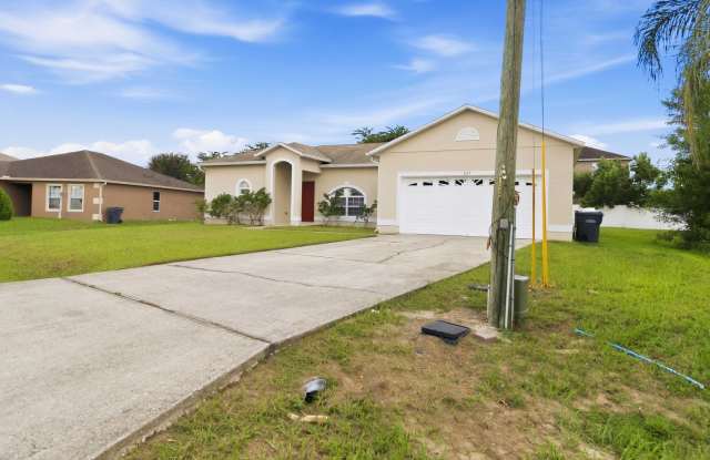 Poinciana Village Spacious 3-Bedroom Home | 2-Car Garage Gallery 4