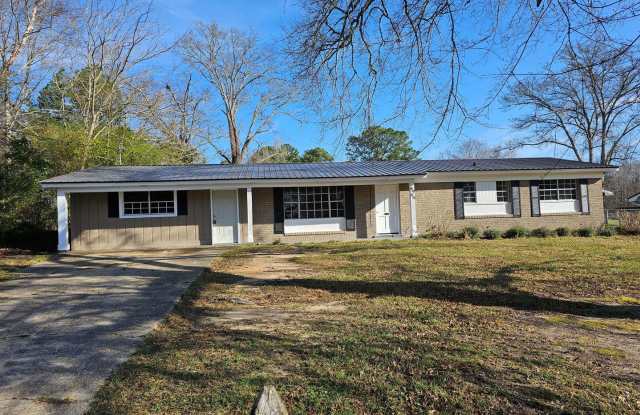 JUST REDUCED!!PLUS****MOVE IN SPECIAL***1st MONTHS RENT IS FREE!!**** - 8984 Westwood Drive, Nellieburg, MS 39307