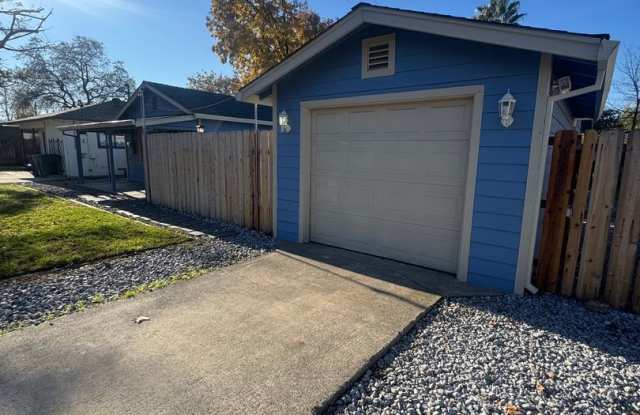 2 BED 1 BATH HOUSE IN THE GARDEN TRACT NEIGHBORHOOD - 2124 Garden Avenue, Redding, CA 96001