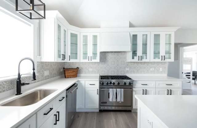 Williams Bay Pet-Friendly Furnished Home Available for Monthly & Mid-Term Rentals Gallery 3