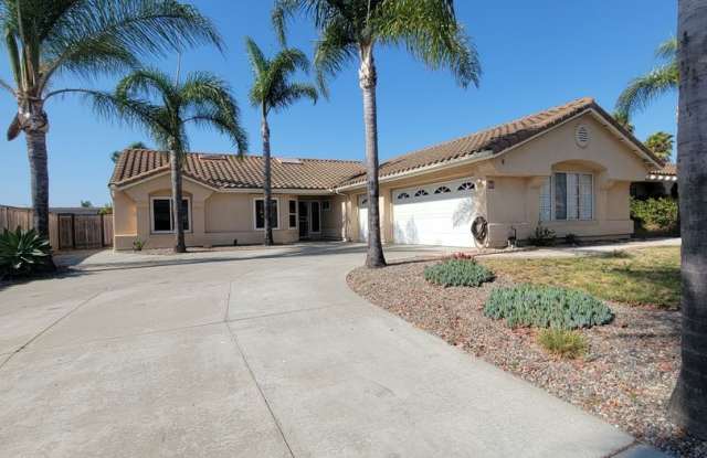 Beautiful 3 Bedroom, 2.5 Bathroom Home with Spacious Backyard photos photos