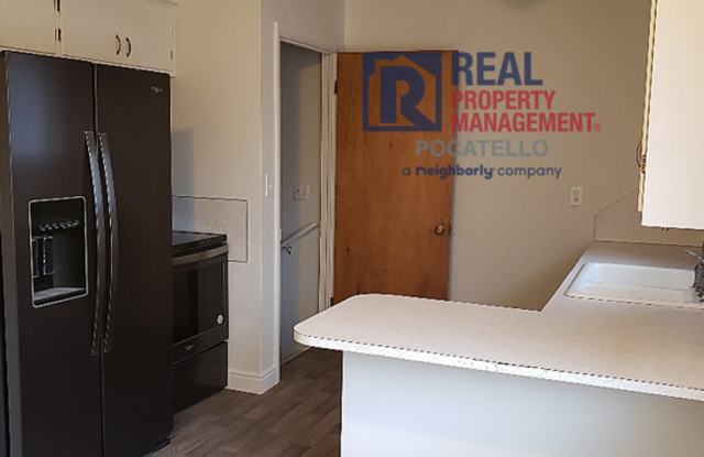 3 Bedroom 1 Bath Home - 1 car garage - PET NEGOTIABLE Gallery 4