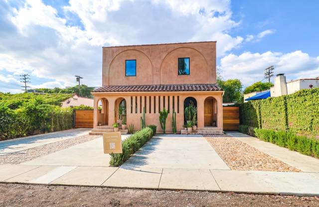 Beautiful 4 Bed House! photos photos