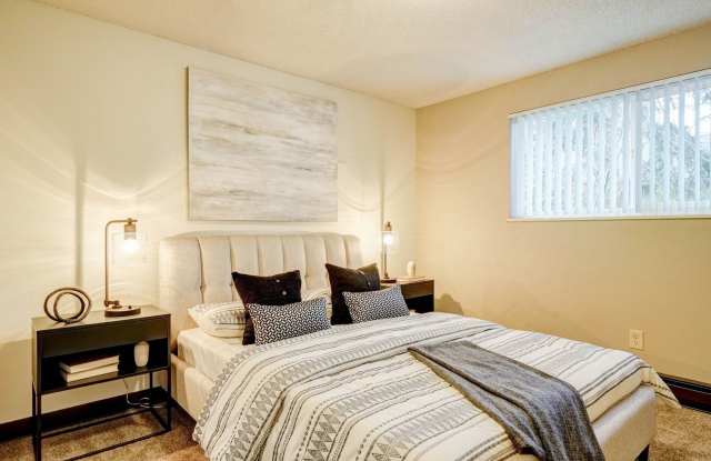 Spacious and immaculate 2 Bedroom! Newly installed mini split! Gallery 3