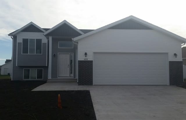 4 Bed 3 Bath Single Family Home - 4214 15th Street South, Moorhead, MN 56560