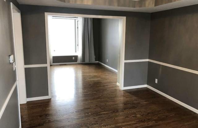 2206 Greenbrier Dr Gallery 1