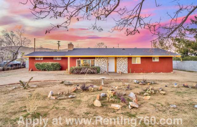 Stylish 3-Bedroom Home with Fenced Yard, Spa  Modern Upgrades – Prime Yucca Valley Location photos photos