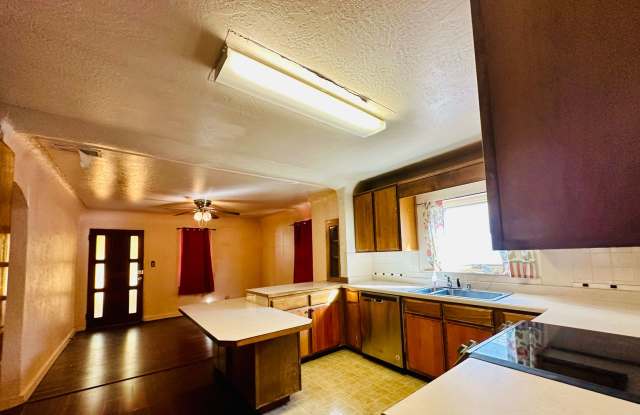 2 bedroom 2 blocks from main street photos photos