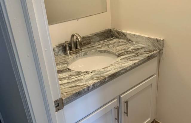 Beautiful 2-Story Townhouse Near Woodward Avenue in Berkley Gallery 2
