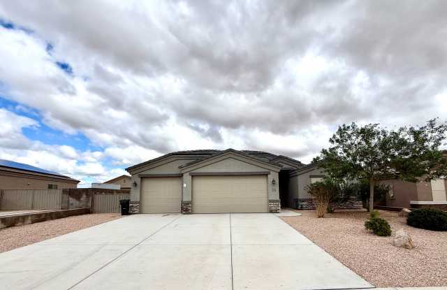 Beautiful 2023-Built 4-Bedroom Home with Solar, Mountain Views & 3-Car Garage Gallery 3