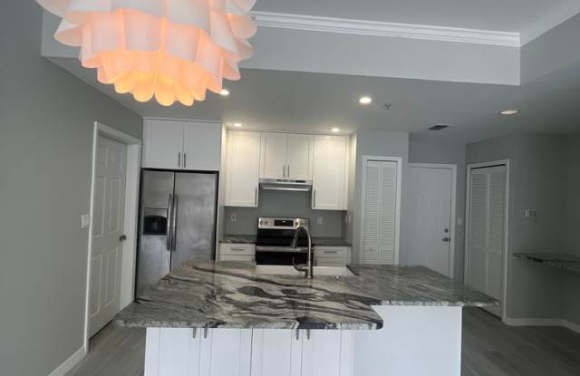 Bright & Modern Harbour Island Condo Gallery 1