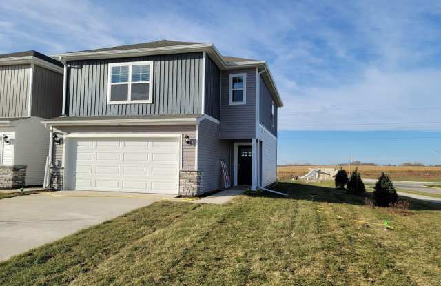 3 Bedroom Townhome in West Des Moines - 2527 Southeast Hawkins Avenue, West Des Moines, IA 50061